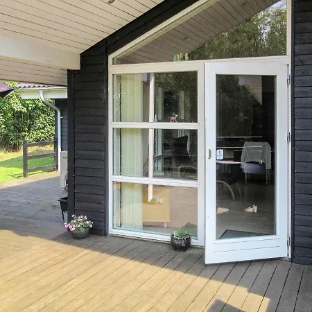 Modern Holiday In With Terrace Сasa de vacaciones Toftlund